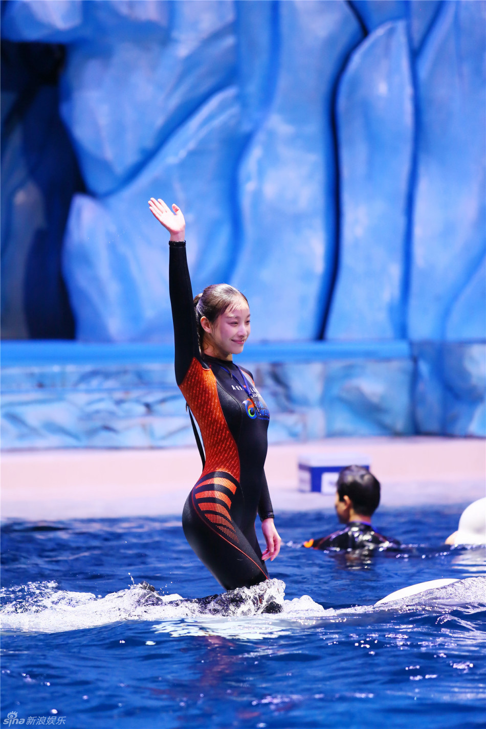 倪妮连体塑身衣清丽凫水宛若妖娆美人鱼_娱乐_泰安大众网