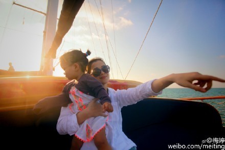 梅婷抱女儿出海度假温馨
