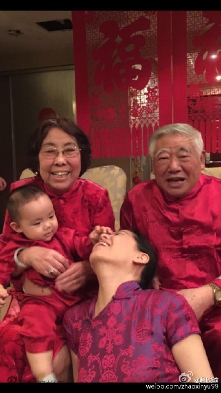 组图:名媛赵欣瑜晒全家福 红衣喜庆画面温馨