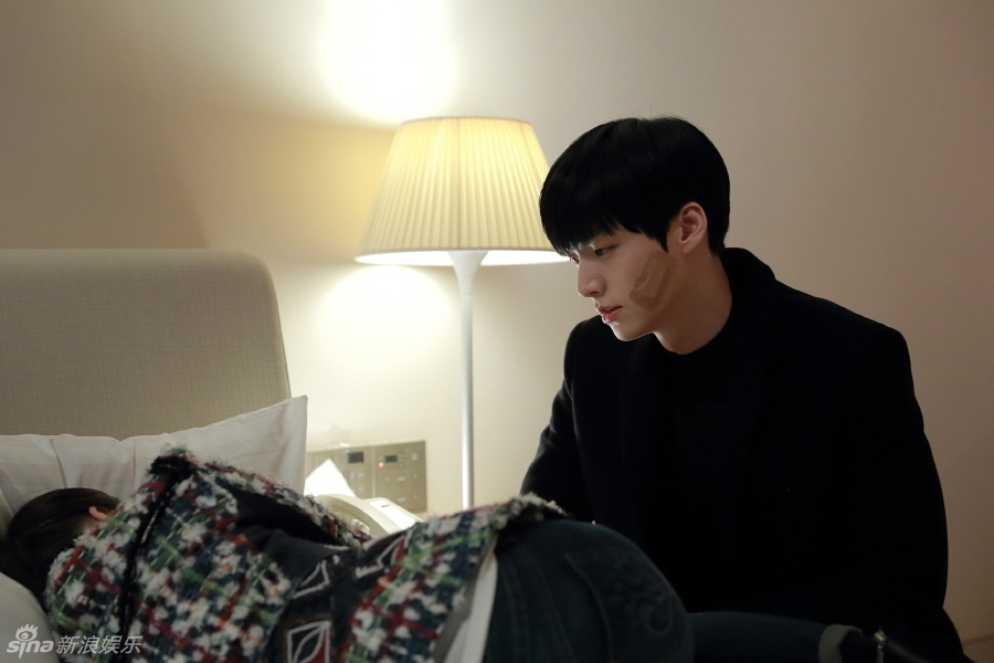 韩剧《blood》安宰贤温柔背具惠善 床边相伴