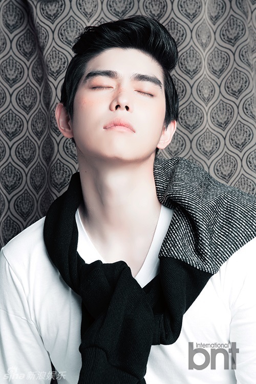 因出演韩国电视剧《匹诺曹》而获得高人气的演员尹均相拍摄了一组写真