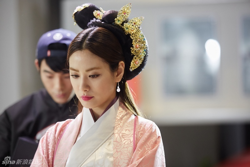 韩国人气女星nana首次触电亮相中国荧幕饰演大明星"赵娜娜",妆容精致