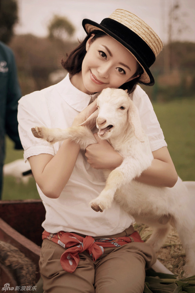 许榕真怀抱小羊