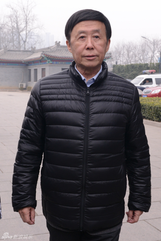 姜昆苗阜等现身袁阔成追悼会 吴奇隆诗诗献花圈_高清图集_新浪网