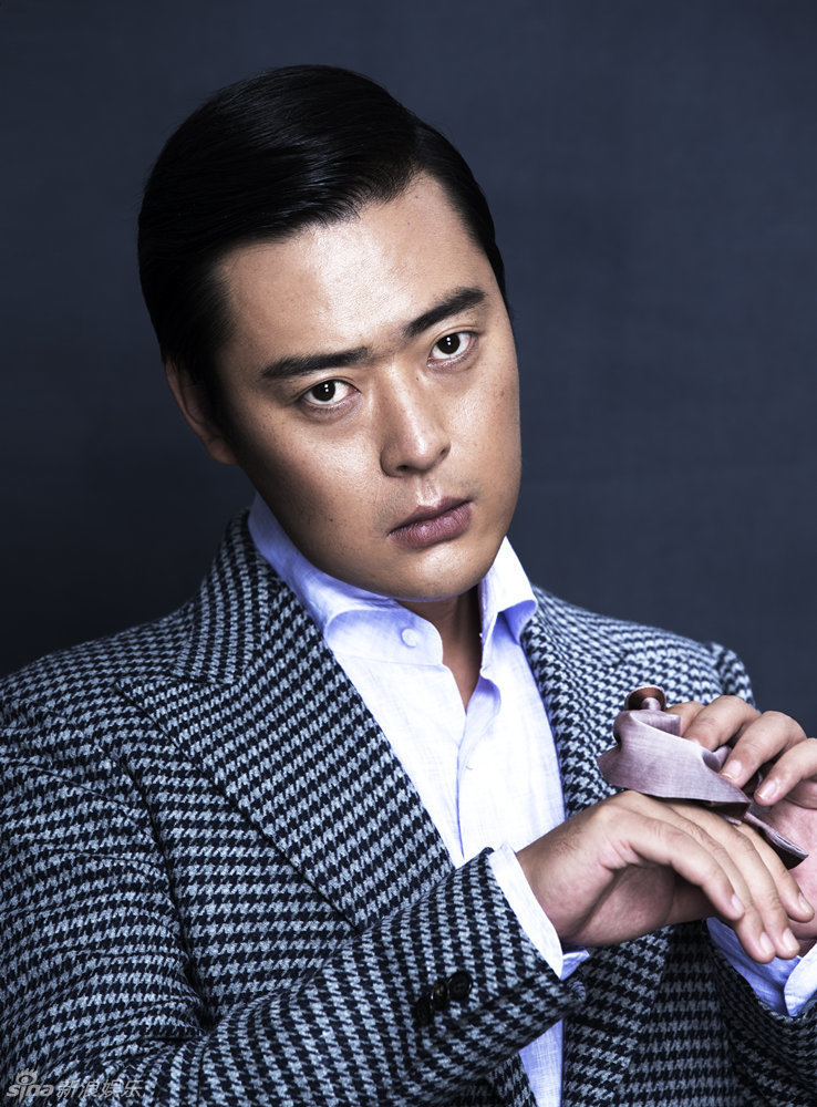 组图:演员张桐拍时尚大片 暴瘦三十斤变型男