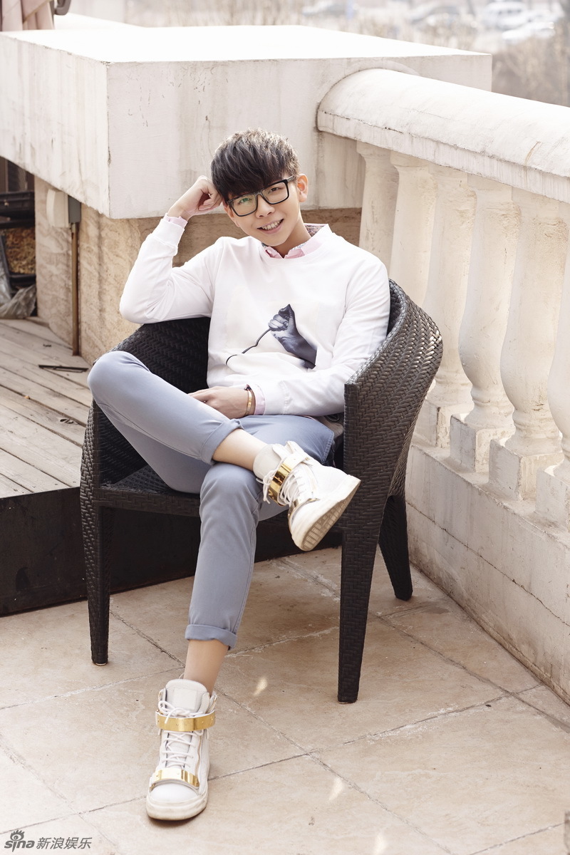 新浪娱乐讯 "暖男"胡夏初春拍摄一组街拍写真,健康阳光的气质,搭配