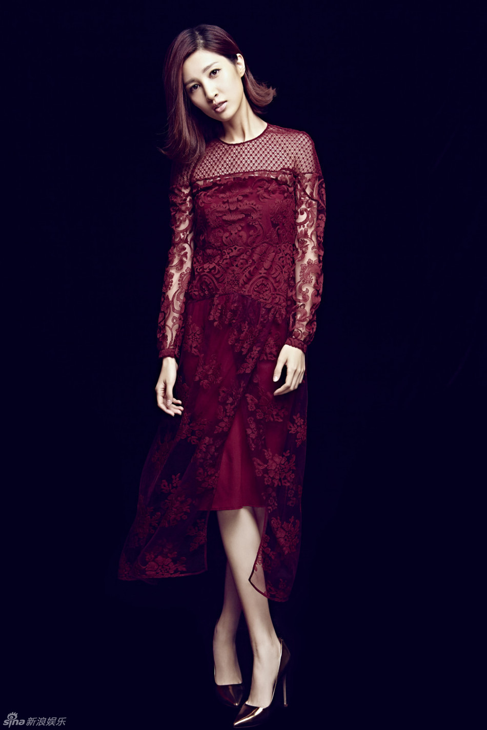 王倩一红色镂空裙 性感妩媚凸显身材