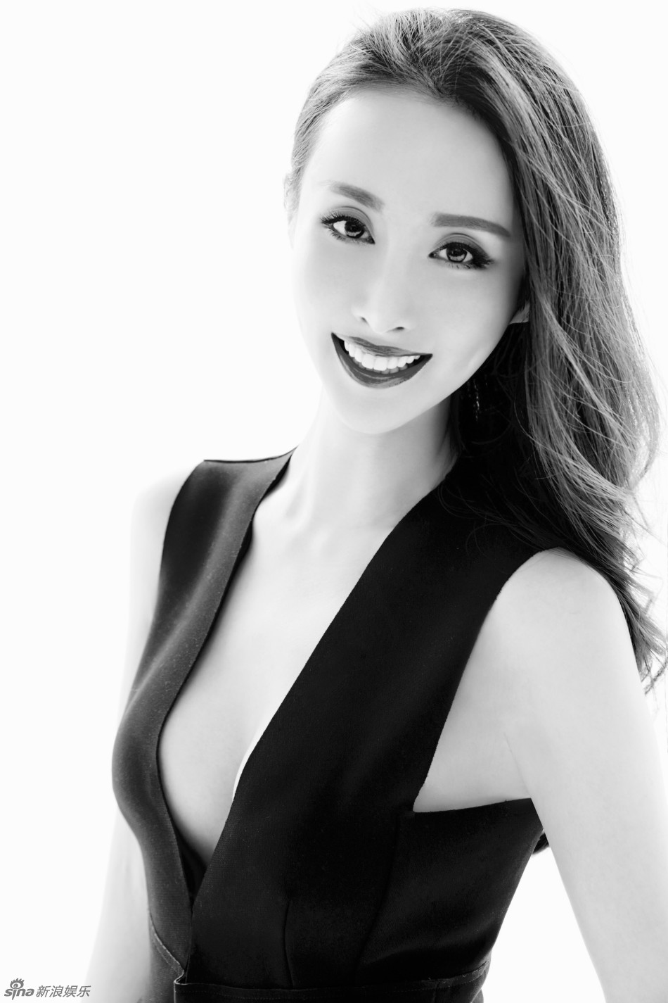 王若心演绎黑白大片 优雅镌刻唯美时光