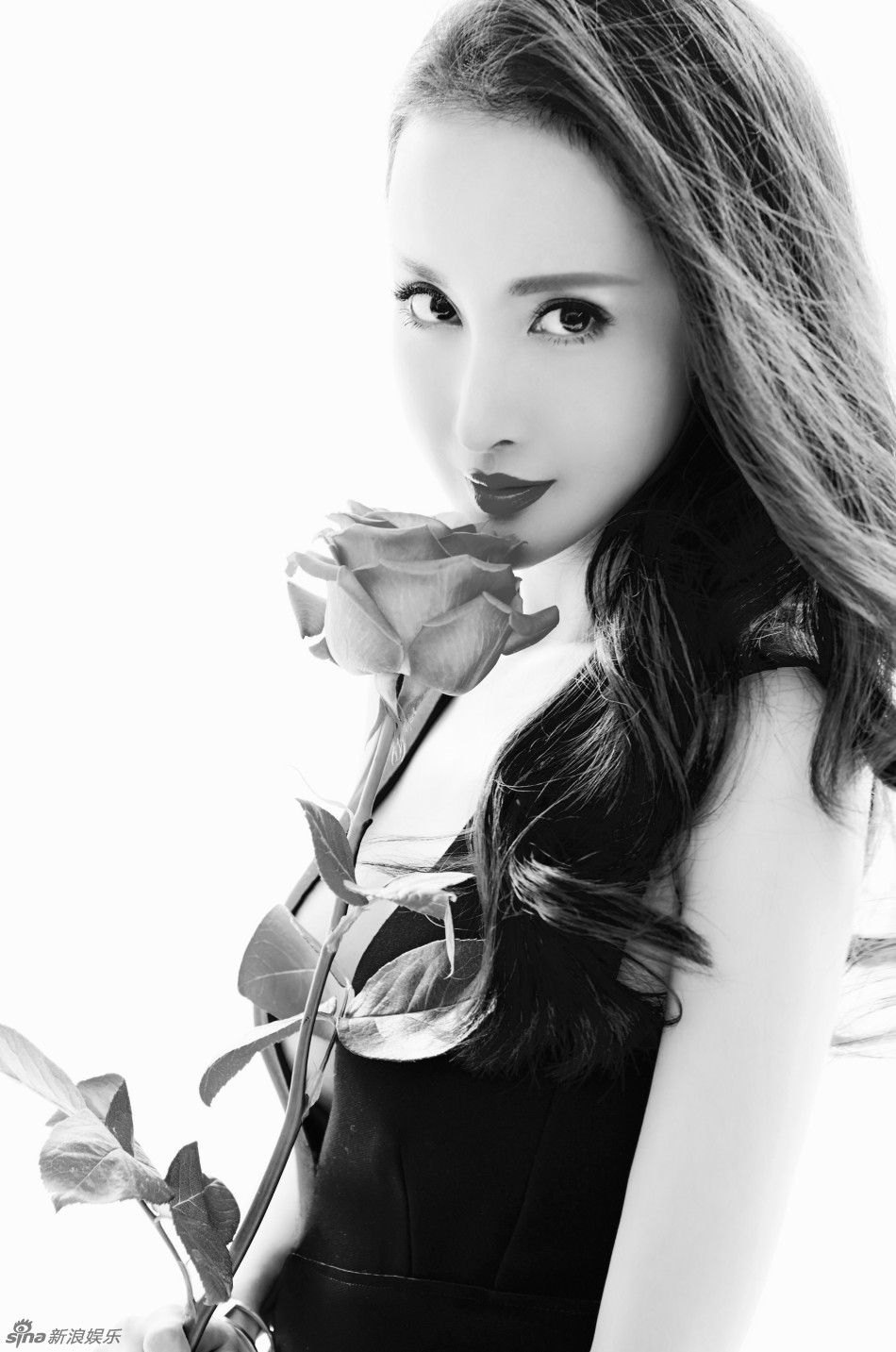 王若心演绎黑白大片 优雅镌刻唯美时光