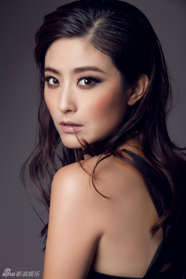 新浪娱乐讯 近日,演员徐百卉曝光一组冷艳写真,黑色礼服尽显娇媚好