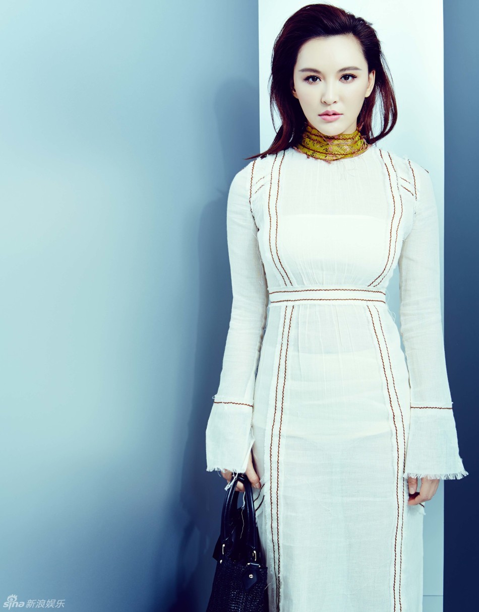 新浪娱乐讯 近日,星座女神莫小棋为某杂志拍摄时尚大片,用身体语言和