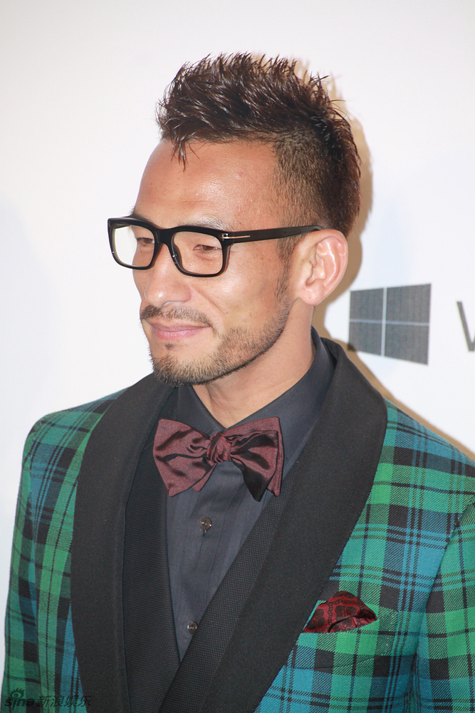 中田英寿访港出席慈善晚宴黑框镜显帅气