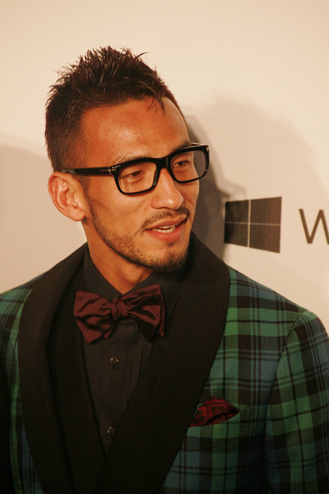 中田英寿访港出席慈善晚宴黑框镜显帅气