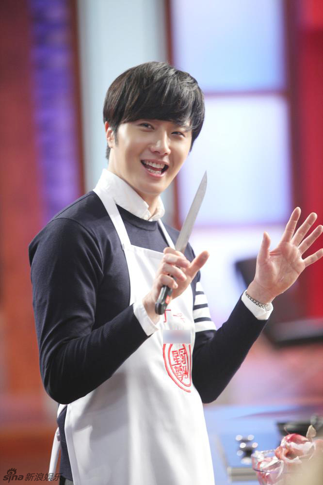 组图:《星厨驾到》丁一宇秀厨艺 举刀不忘微笑