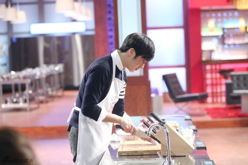 组图:《星厨驾到》丁一宇秀厨艺 举刀不忘微笑