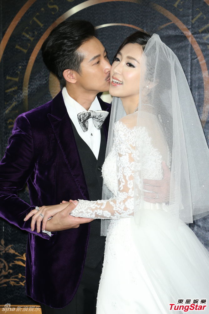 邱凯伟婚宴新娘曾威菱深v美艳