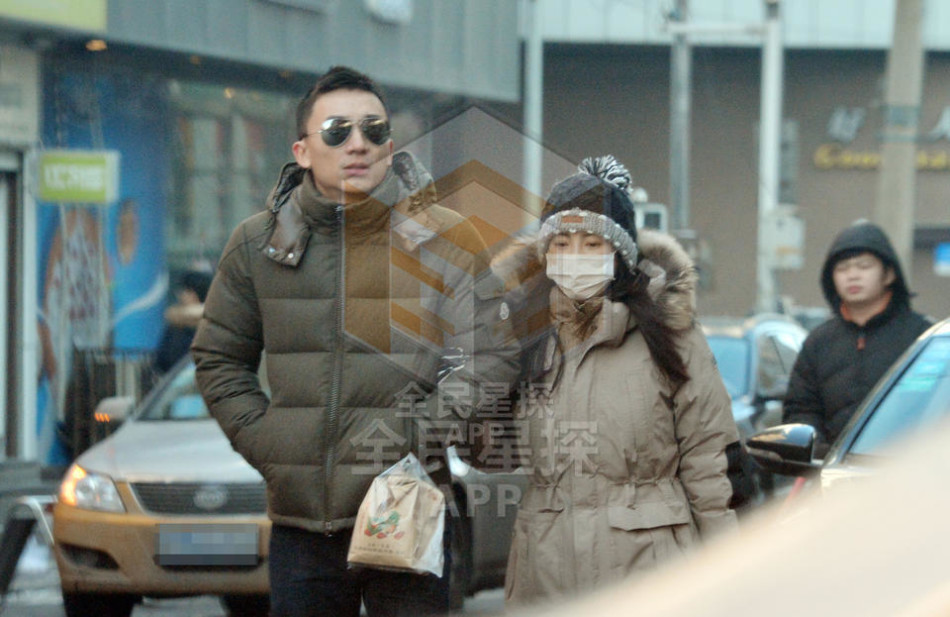 张雨绮搂神秘男子逛街