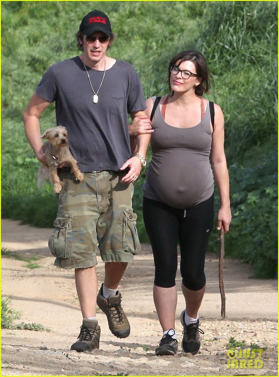 生化危机米拉乔沃维奇和保罗ws安德森夫妻遛狗