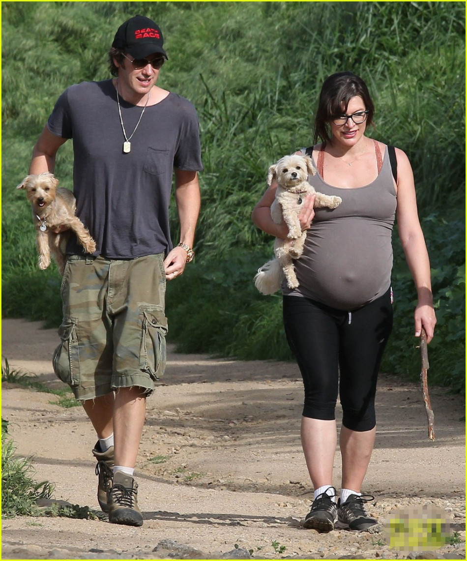 《生化危机》米拉·乔沃维奇和保罗·w·s·安德森夫妻遛狗