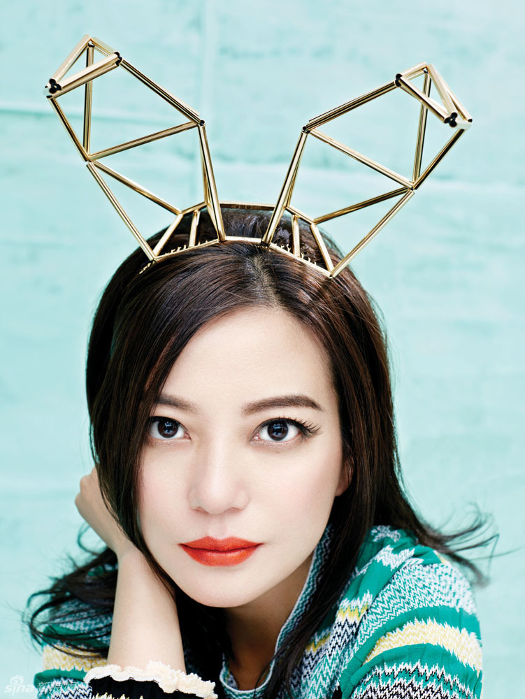 新浪娱乐讯 近日,赵薇拍摄了一组《悦己》大片,大片中她卷发红唇妩媚