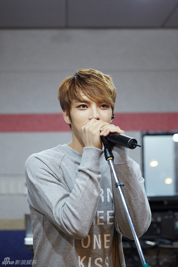 组图jyj金在中入伍前开唱专注练习眼露笑意