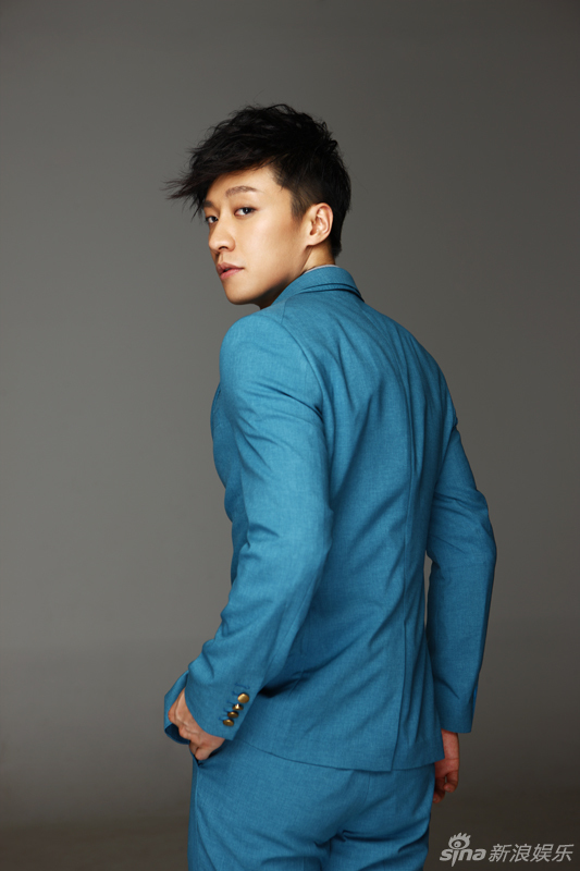 新浪娱乐讯 乔任梁最新写真大片曝光,穿上了蓝色的休闲西装,彰显型男