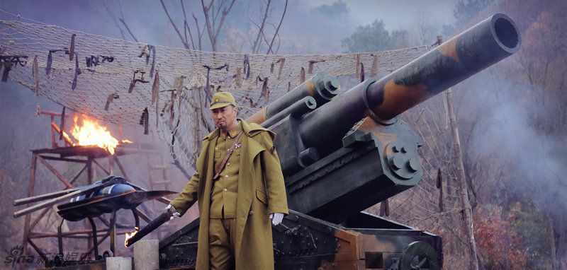 新浪娱乐讯 《炮神》发布"炮战版"剧照,于震,刘小锋,张笑君各持代表性