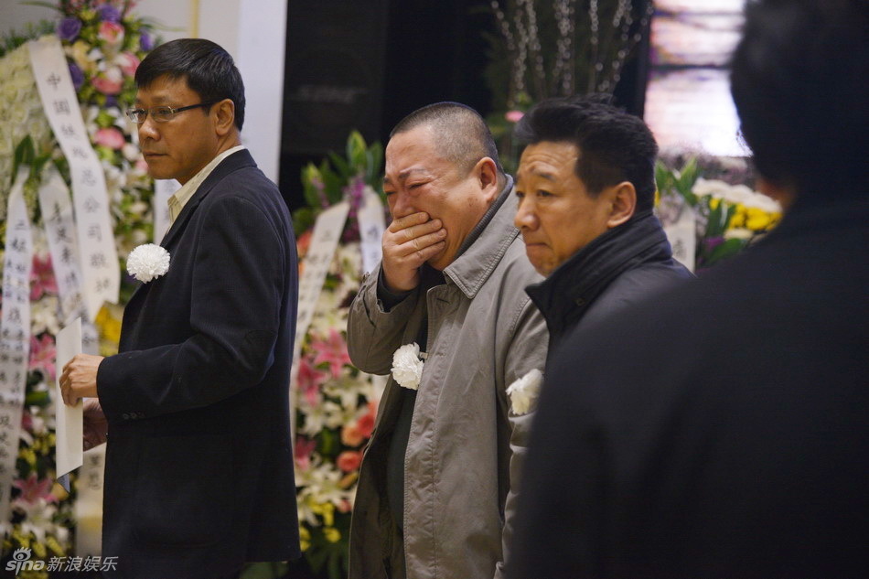 组图:笑林追悼会家属接受慰问 董浩痛哭难自持_高清图集_新浪网