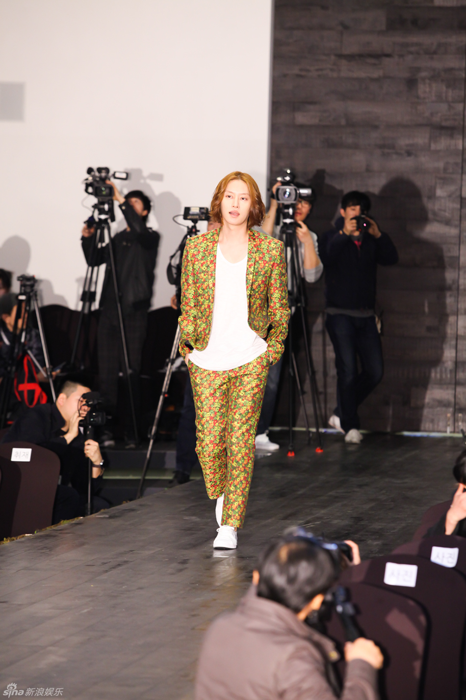 独家:金希澈派送飞吻 扶女伴下台显绅士风度_高清图集_新浪网