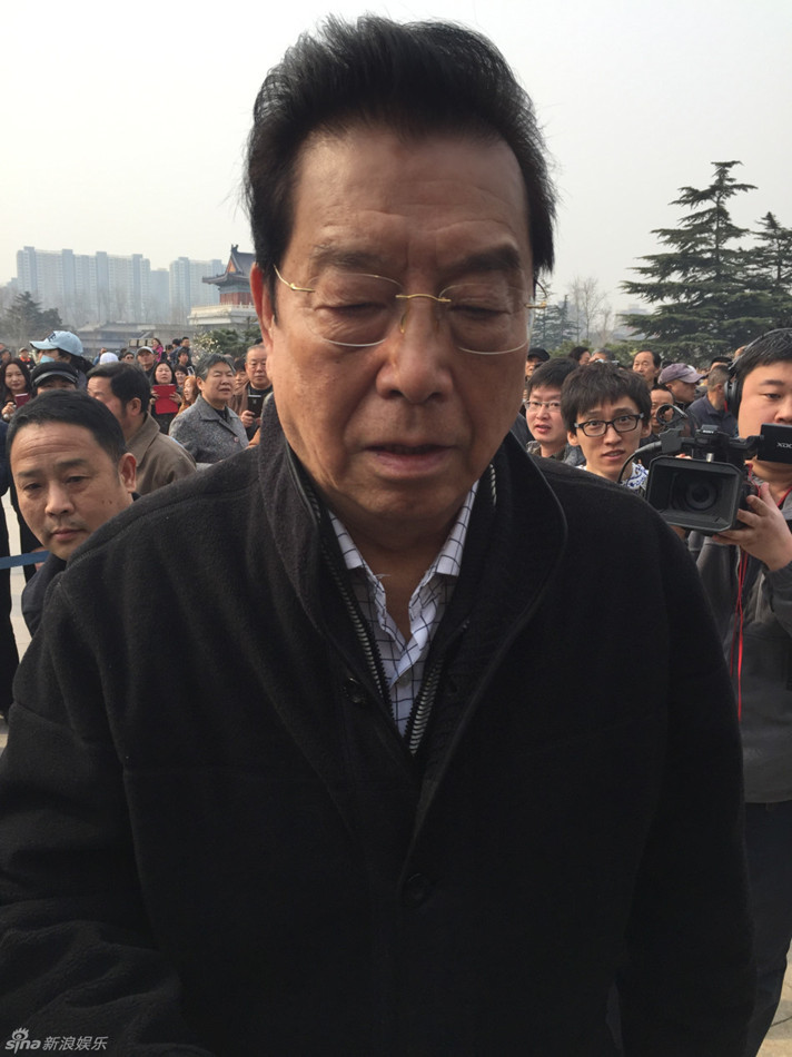 组图:笑林追悼会家属接受慰问 董浩痛哭难自持_高清图集_新浪网