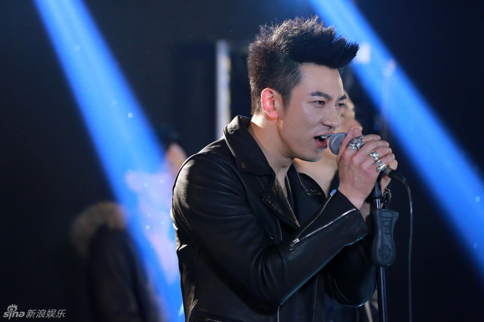 组图:信乐团录新mv 帅气出镜表演卖力_高清图集_新浪网