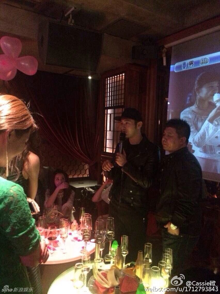 黄晓明现身夜店