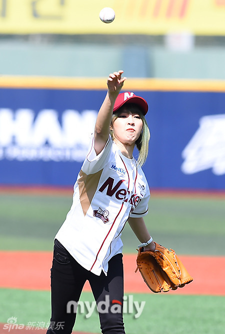 组图:韩国女团热舞助阵棒球赛 短裙飞起露底裤_高清图集_新浪网