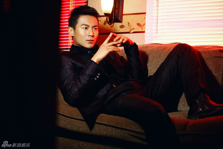 新浪娱乐讯 近日,演员刘冠翔曝光了一组光影大片,片中的他一袭暗紫色