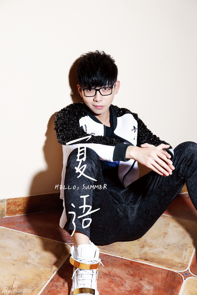 新浪娱乐讯 "清泉王子"胡夏发行出道首本图文集《夏语hello summer 》