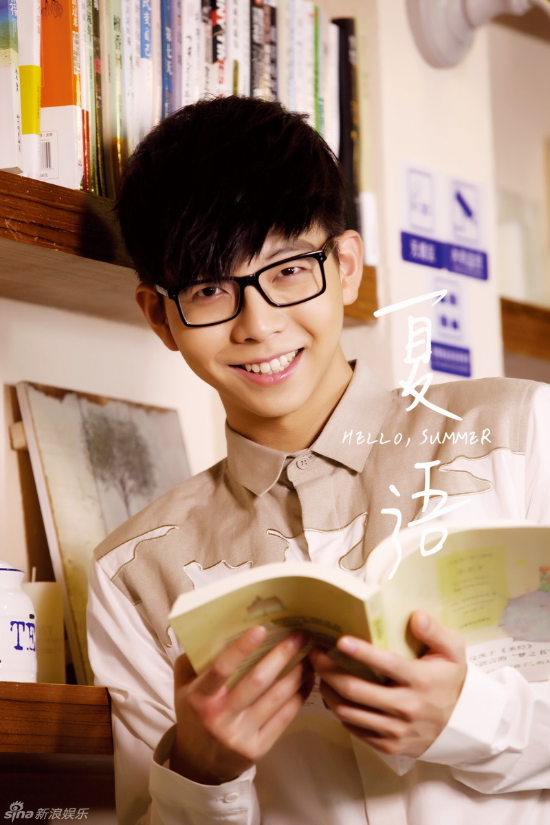 新浪娱乐讯 "清泉王子"胡夏发行出道首本图文集《夏语hello summer 》