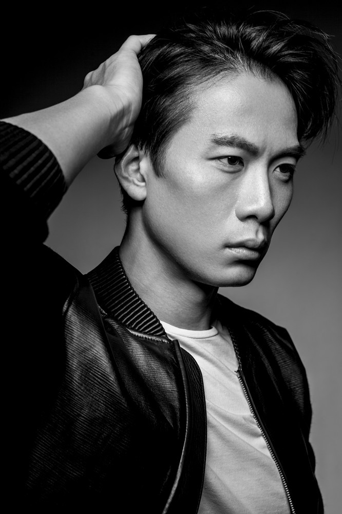 新浪娱乐讯 戚玉武日前曝光一组黑白写真,仅用最简单的basic穿搭诠释