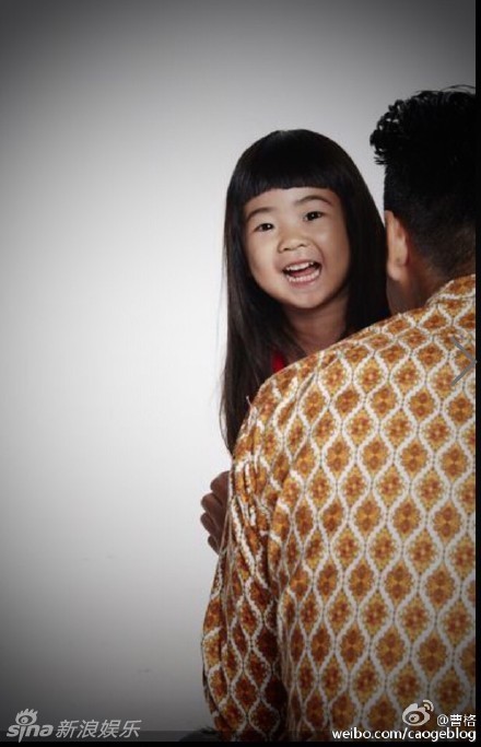 grace红裙灿笑面若桃花 曹格拥抱父爱浓浓