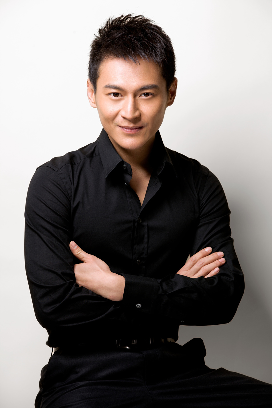 新浪娱乐讯 近日,内地实力小生刘冠翔曝光了一组最新黑白写真,简单的