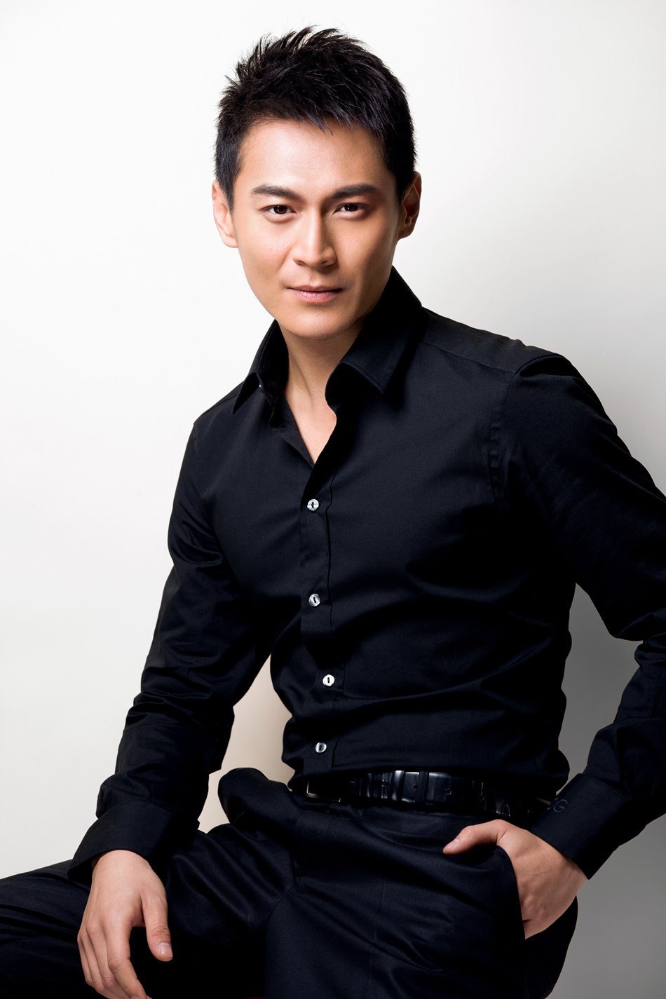 新浪娱乐讯 近日,内地实力小生刘冠翔曝光了一组最新黑白写真,简单的