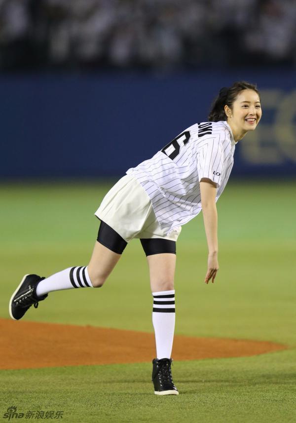 日本女星佐佐木希出席棒球发球式 甜美可人