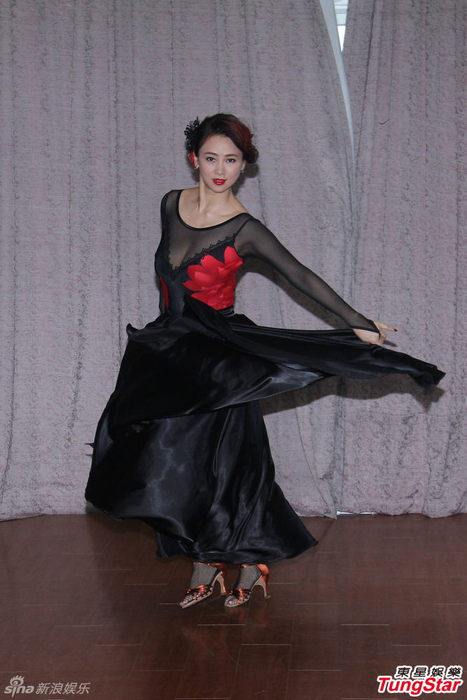 46岁翁虹身材依旧 低胸舞衣大秀m字腿_新浪图片