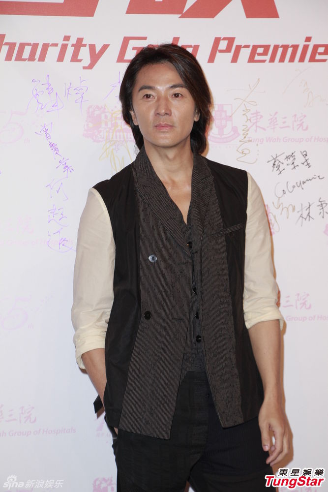 组图:郑伊健帅气亮相电影首映 郑中基蓄须暖笑