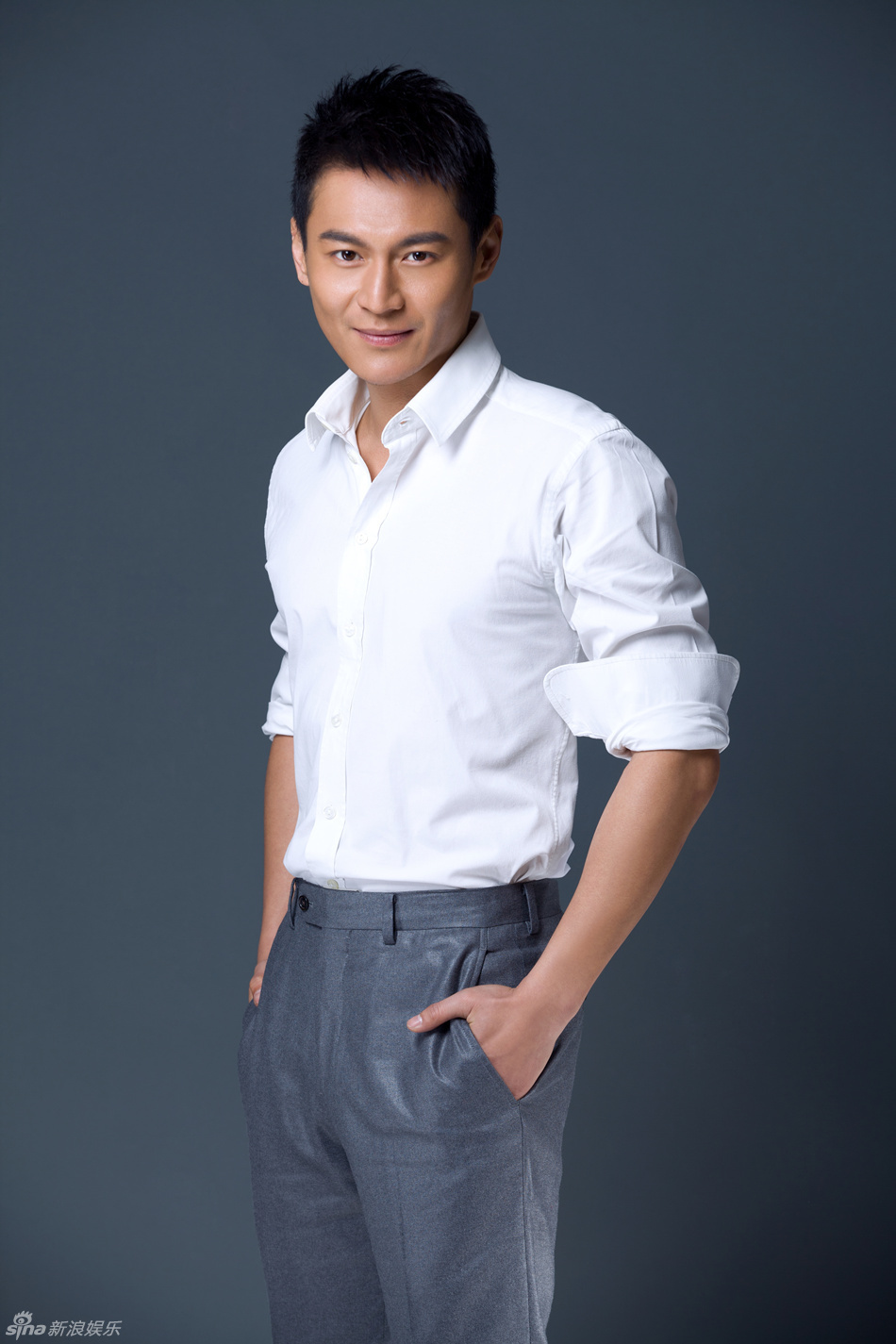 照片中刘冠翔着灰色西装帅气亮相,笔挺硬朗.