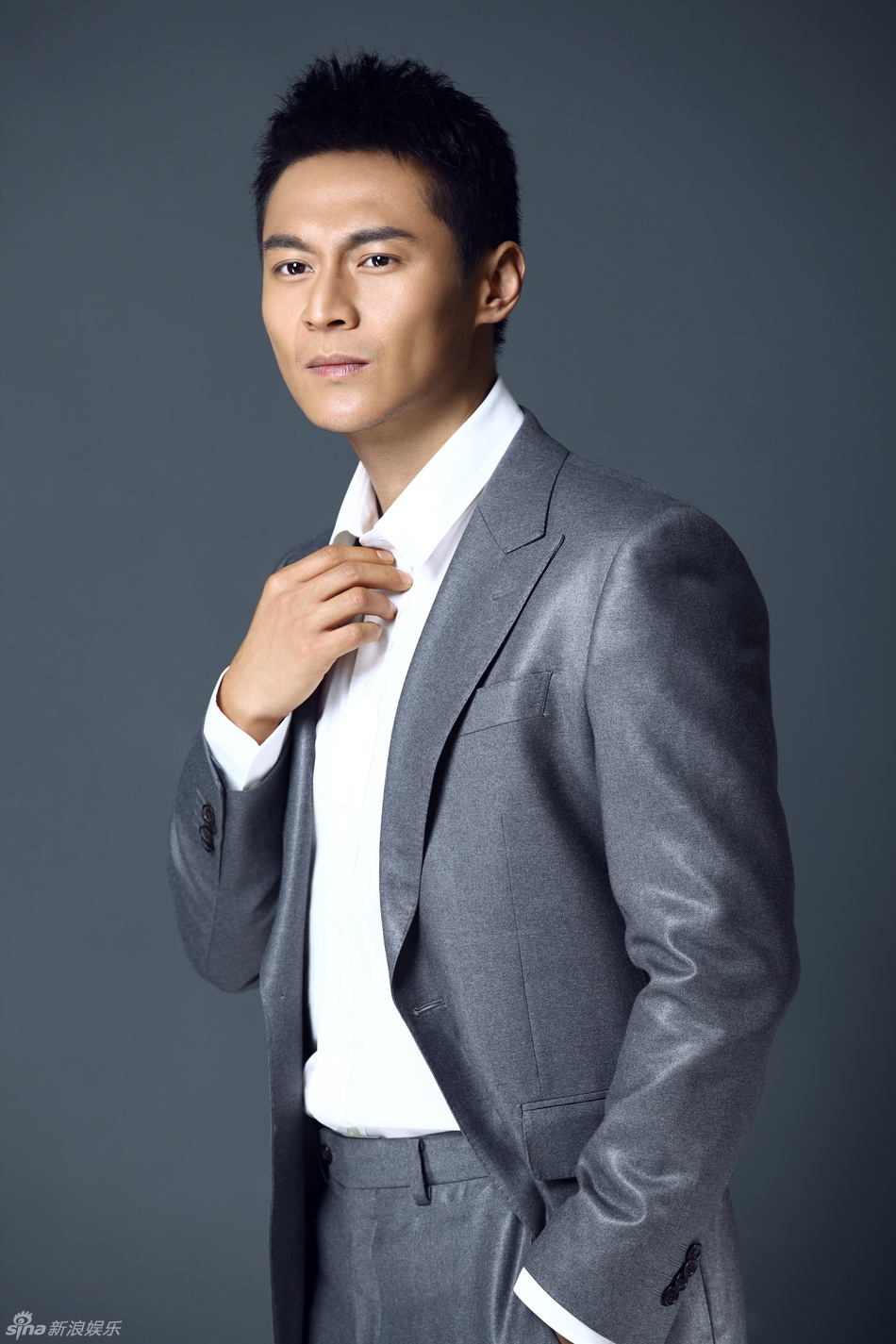 照片中刘冠翔着灰色西装帅气亮相,笔挺硬朗.