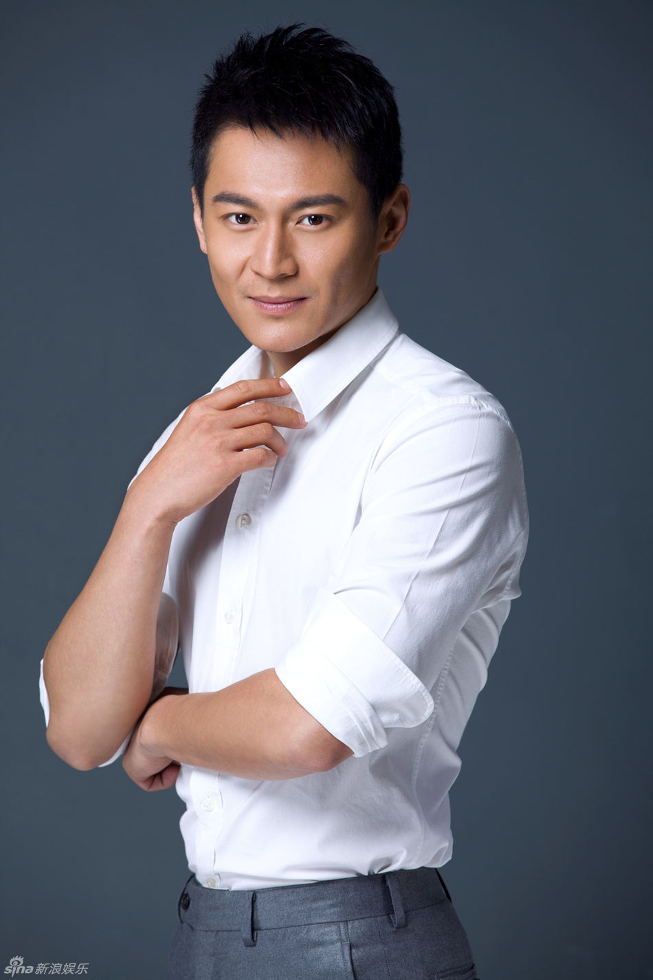 照片中刘冠翔着灰色西装帅气亮相,笔挺硬朗.