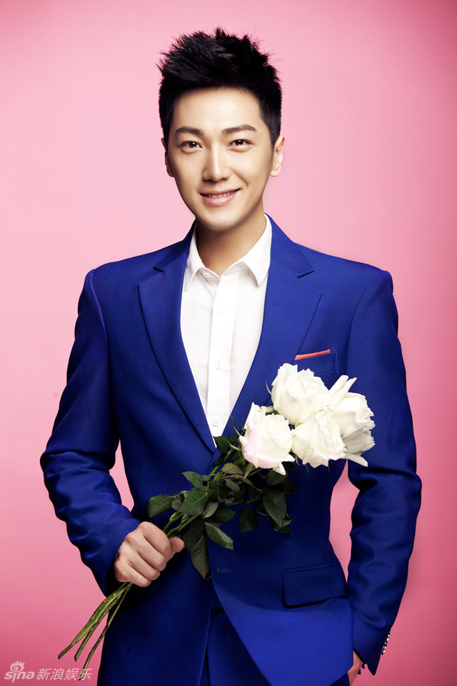 组图:演员林希春日写真 宝蓝时尚西装帅气_高清图集_新浪网