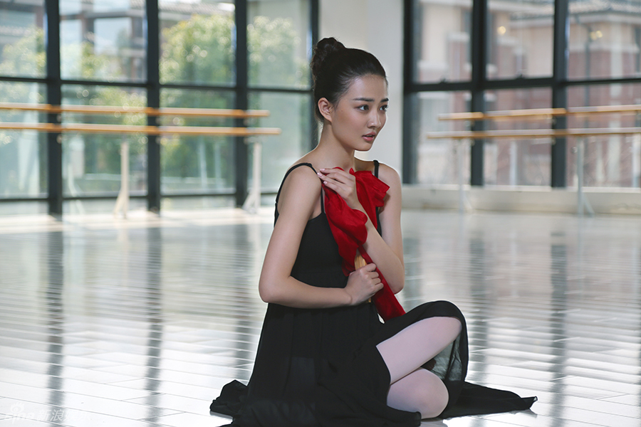 新浪娱乐讯 《我们相爱吧》曝光一组徐璐在节目中的舞蹈花絮照,从四岁