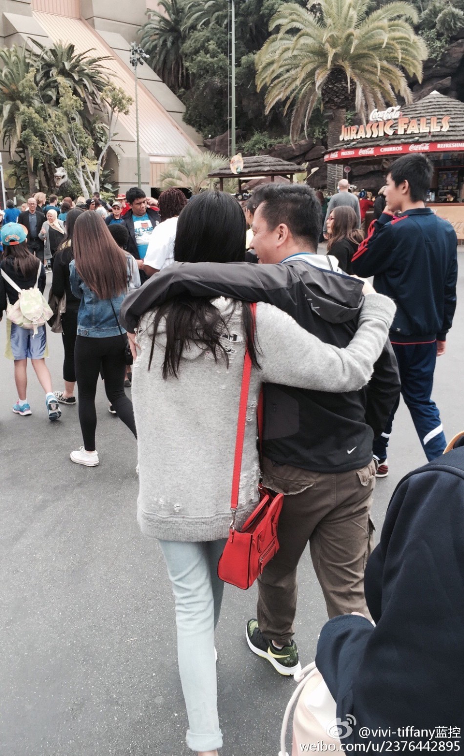 组图:王中磊携儿女逛游乐园 父女勾肩似兄弟_高清图集_新浪网