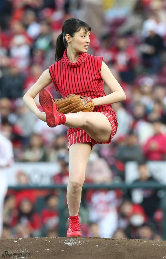 栗山千明出席棒球赛 超短裤叉开腿霸气发球
